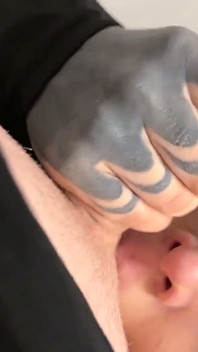 POV: Jste opravovali brusle, ale vaše Emo Alt dívka s velkými prsy a tetováním vám dala nedbalou hlavu