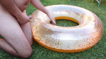 Inflatable Lovers: Scintillant à la nage