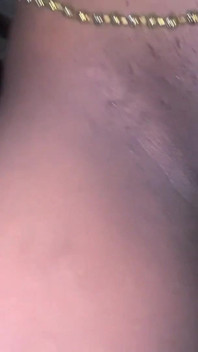 Une bombasse noire sexy danse avec vue de face