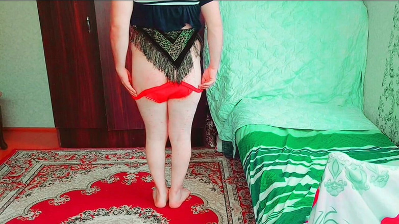 Kitty_Cross: Transseksüel ateşli güzel ladyboy kısa elbiseli beyaz vücutlu seksi dansçı...