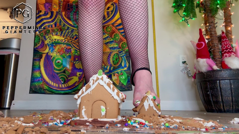 Peppermint Giantess: Jätte julbyn Slo-mo förälskelse som förstör mina pepparkakor i slow...