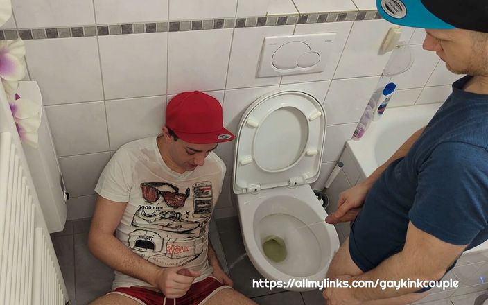 Gay Kink Couple: Kencing dan muncrat di jalang kotor