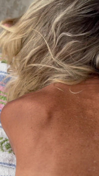Haar kontgaatje glijden voor het anale boorschot