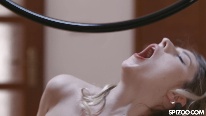 Spizoo: Rebecca volpetti हवाई हूपिंग के दौरान बड़े लंड को चोदती है