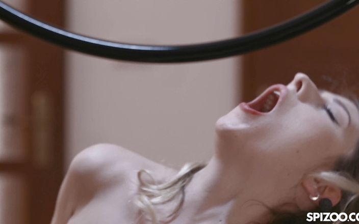 Spizoo: Rebecca Volpetti se folla una gran polla mientras hace una...