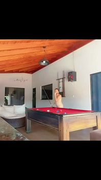 Eu joguei um jogo de sexo com meus amigos, quem perdeu ficou nu