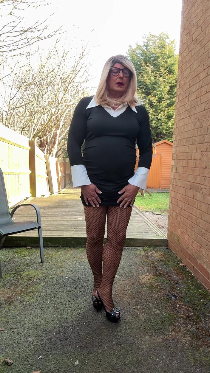 Kellycd2022: Kellycd2022, travesti sexy au bureau, bas résille et talons