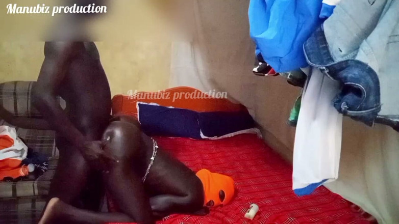 Manubiz: Madame à gros cul visite le ghetto et a besoin de...