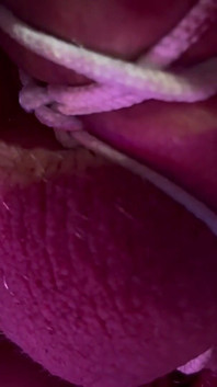 Celý video trest a vložení piercingu po injekci pravé hole a koulí