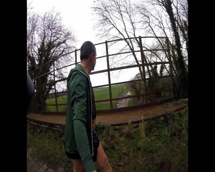 Andy: Auto na mostě