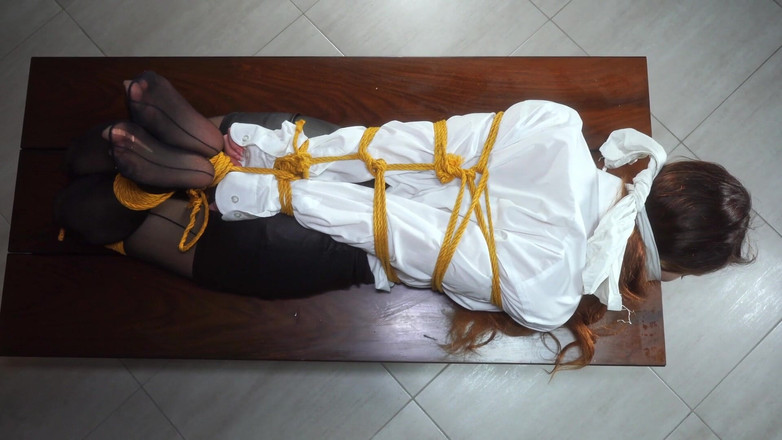 AlterEgoRey: La segretaria imperziosa viene legata e legata con avvolgi il...