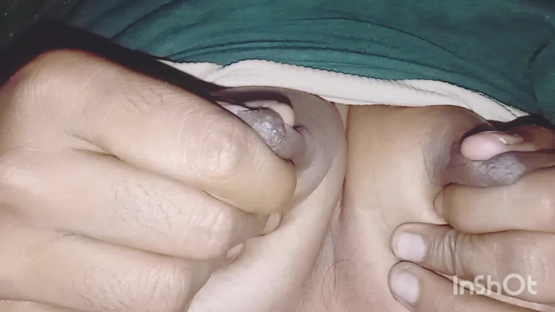 AmpleOunce283: Desi krásná nevlastní sestra Těsná kundička detail 3 prstění poprvé