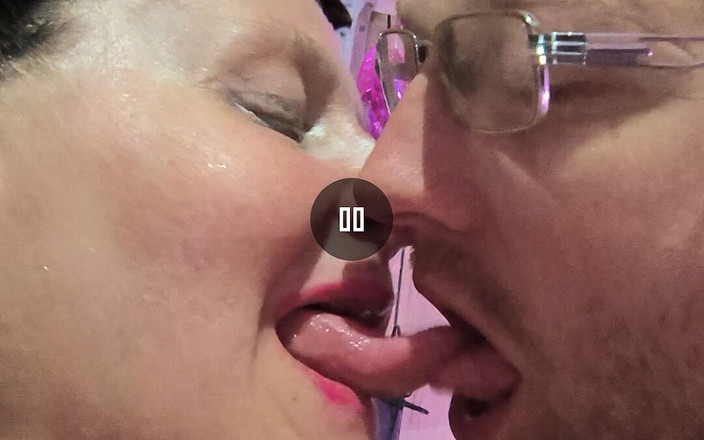 HerculesnVENUS: Le jeu de tounge s’embrasse avec tous les tounges qu’ils...