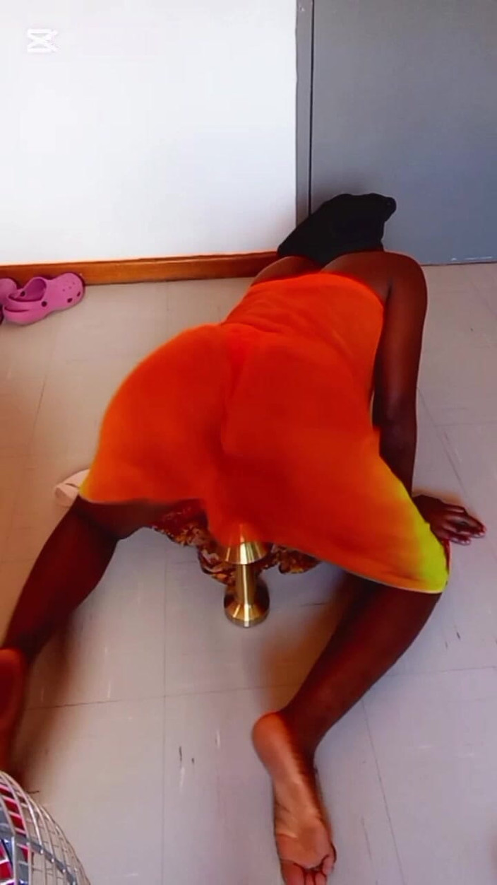 Xkiki: Moja macocha sprawiła, że pieprzyłem uchwyt na lampę