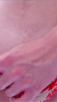 Sfilata di mutandine di piccola sissy mascherata al rallentatore sborra