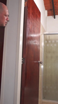 J’ai surpris ma demi-sœur sous la douche - elle m’a fait la baiser