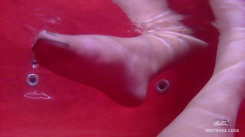 Mistress Legs: Sexy nylonové nohy v mokrých punčochách zbarvených tělem Ve velké červené...