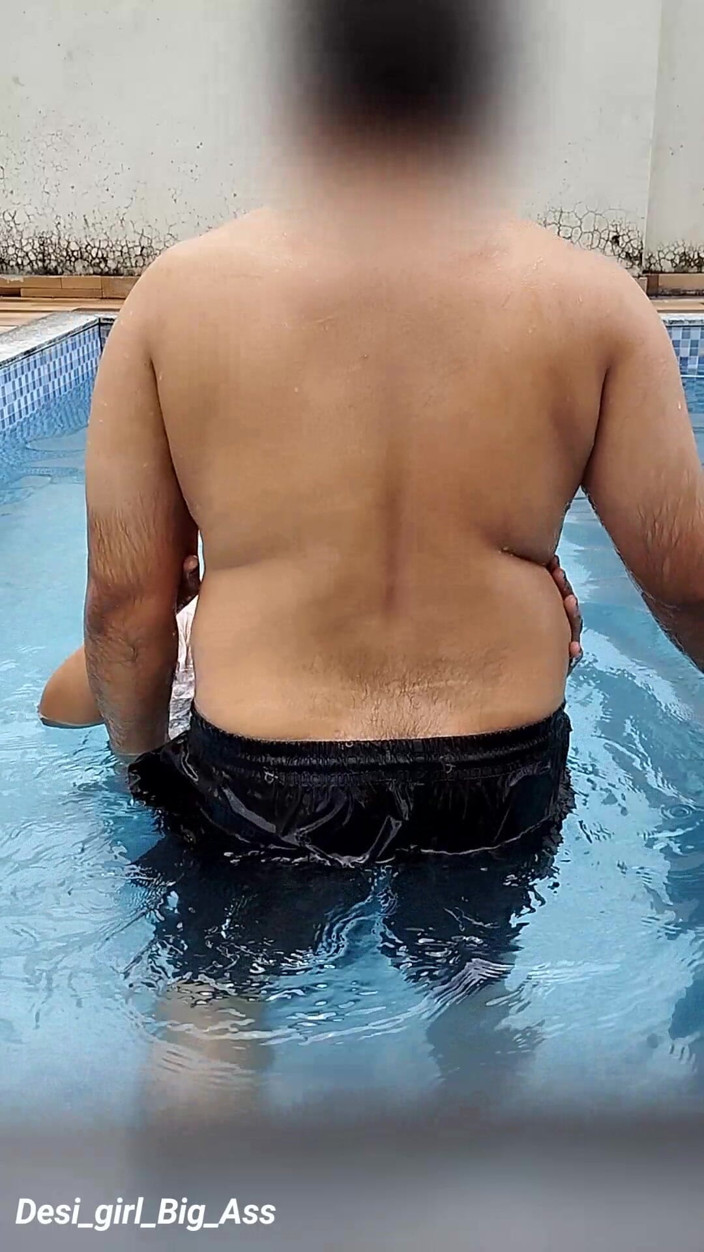 Nadiya: Un Couple Sexy S’amuse Dans La Piscine.