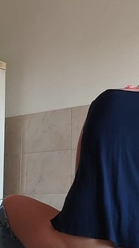 Hårig brunettfitta, stora tuttar, sensuell hårig kvinna i köket.