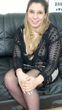 Cercetașă germană - matură germană cu forme cu țâțe de lapte matern Farah curvă la al doilea futai