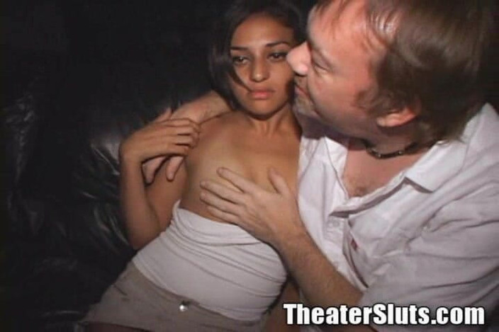 Theater Sluts: Гэнгбэнг с худенькой латиной в кинотеатре