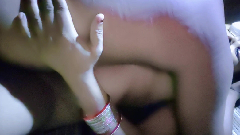 Renudbf: インド人の彼女が夜にセックスされる