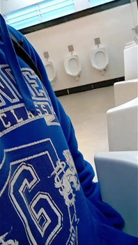 Me Pillaron Presumiendo En El Baño De Hombres Con Una Polla Blanda Y Casi Me Echan