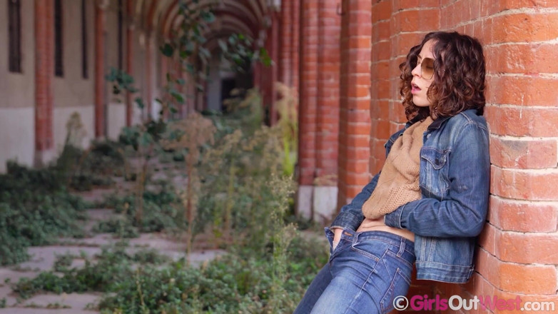 Girls Out West: Hot Brunette Teen Pulls Her Panties Aside and Fingers Her...