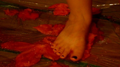 Sexy Amateurz: 足で食べ物を潰す