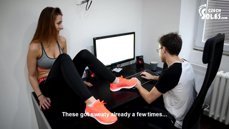 Czech Soles - foot fetish content: Controllata dai suoi piedi puzzolenti