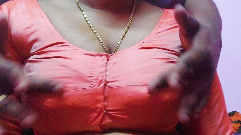 Desi Mohini: Une demi-sœur super sexy passe une nuit avec son demi-frère.