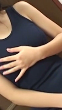 Asijská brunetka vášnivě saje ptáka na podlaze