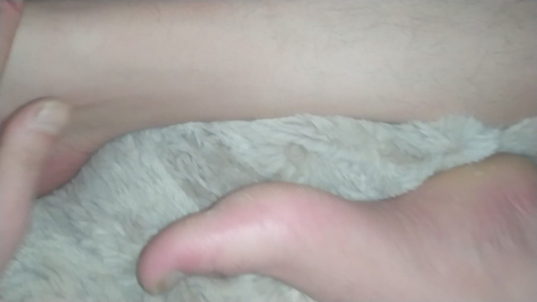 MartyBrady: Twink Bear si hraje s nohama a chodidly svého přítele