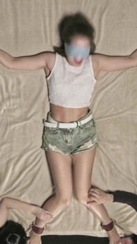 Le avventure solletica di leya, solletico ai piedi, solletico nella parte superiore del corpo e leccata di piedi