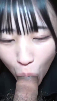 身材浓密的高挑黑发美女，悄悄隐藏着危险听话的秘密一面