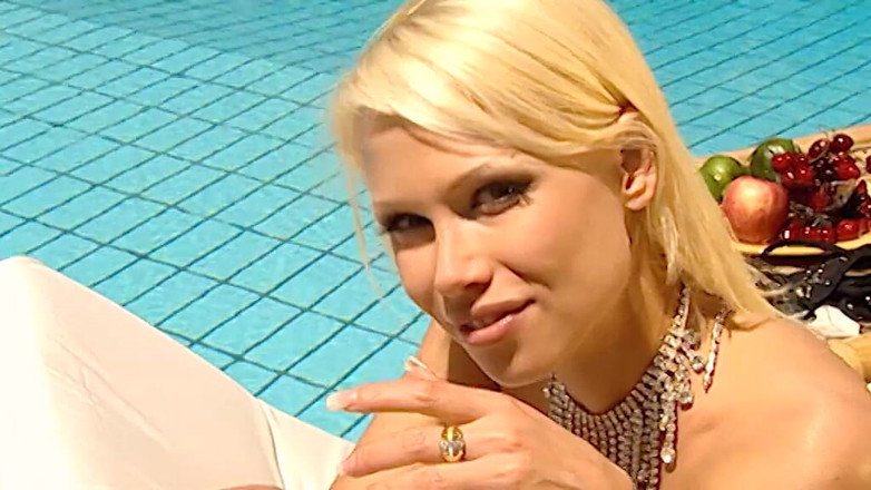 Dark Holes: 水果、阳光和完美的身材可以展示