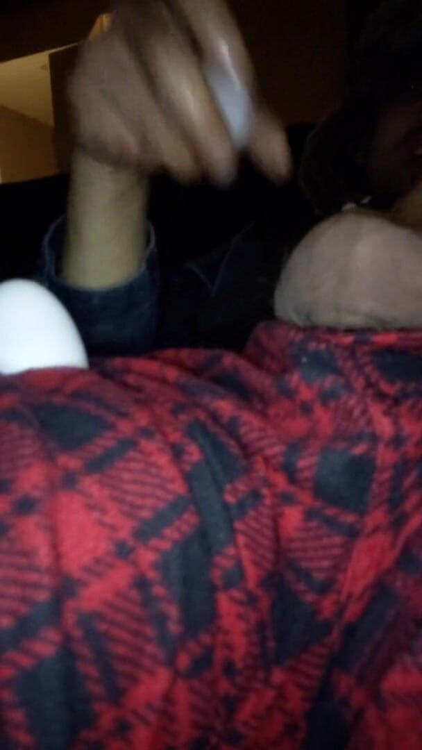 Sexy possum: Oturma odası kanepesinde tenga yumurtalı oyuncakla mastürbasyon yapıyor ve boşalıyor,...