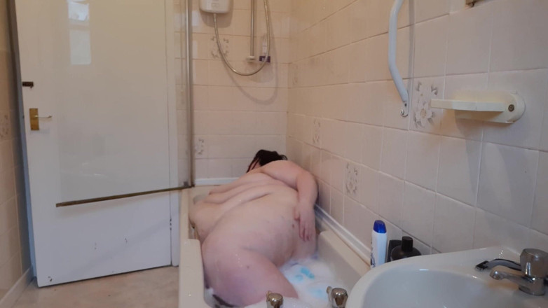 SSBBWLadyBrads: Время для ванны, развлечение и колышет животом