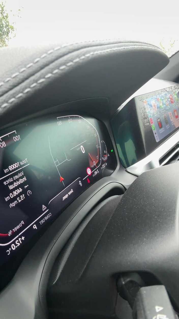 Kellycd2022: La sexy travestita kellycd2022 fuori per un drive in collant...