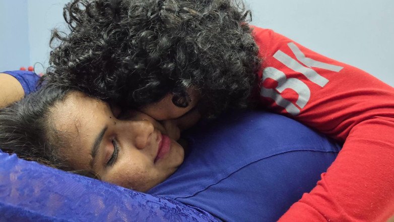 Vaigavarun45: BDSM hand gefesselt und schokolade aus dem nabelloch geleckt