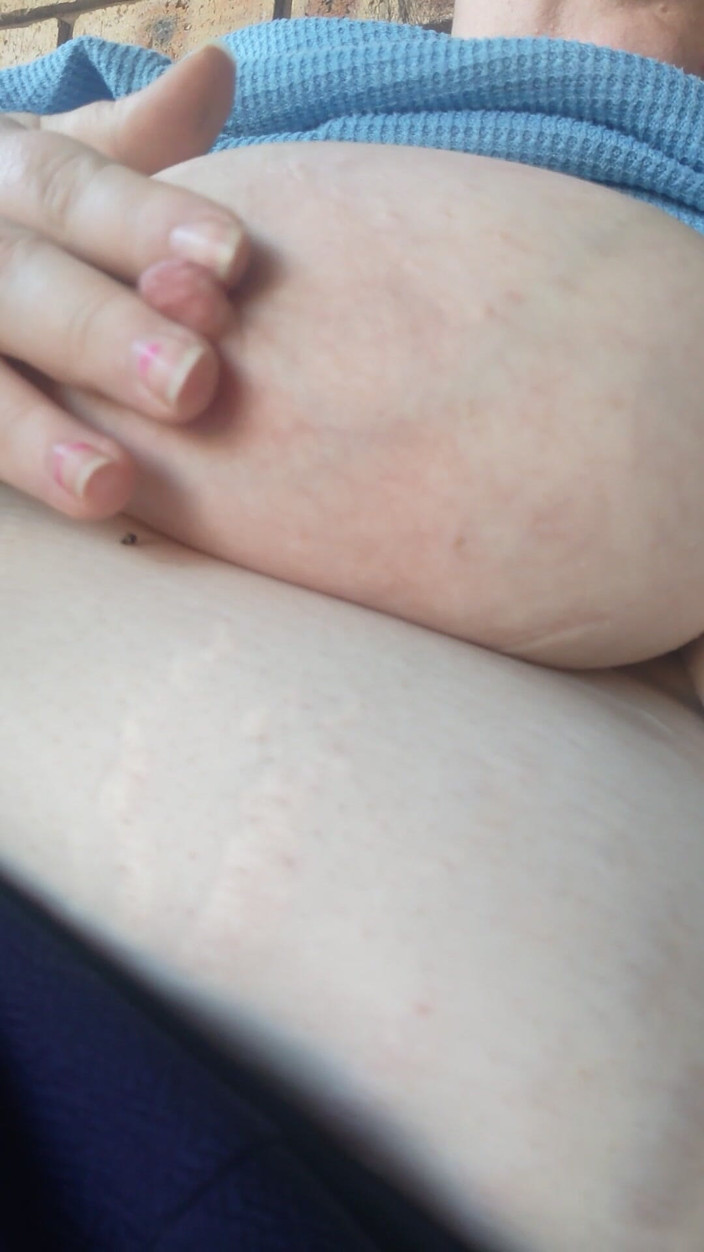 Aliceqii: Jugando afuera con mis enormes tetas