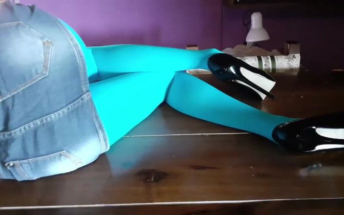 LauraOnHeels: MILF mit schönen beinen in strumpfhosen und absÃ¤ngen auf dem...