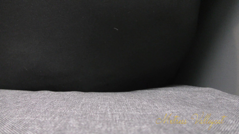 Mxtress Valleycat: Sat On By My Giant Arse