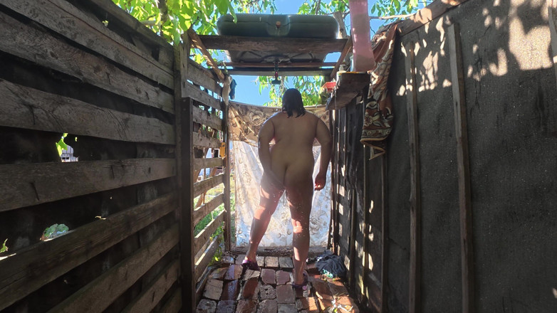 SchoolPrincess: Outdoor Shower Couple