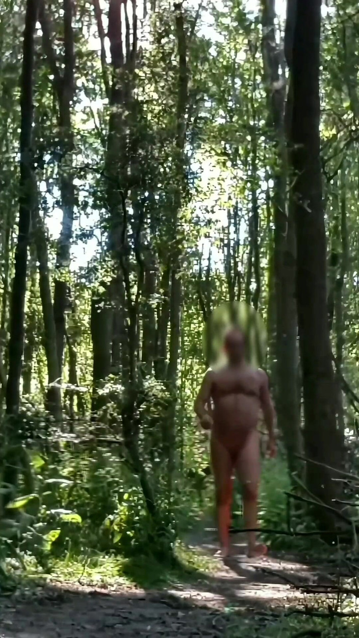 MaleModel: Promenade entièrement nue dans une forêt