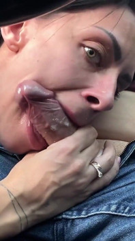 La matrigna fa una Gola Profonda al figliastro in macchina per il ThroatPie