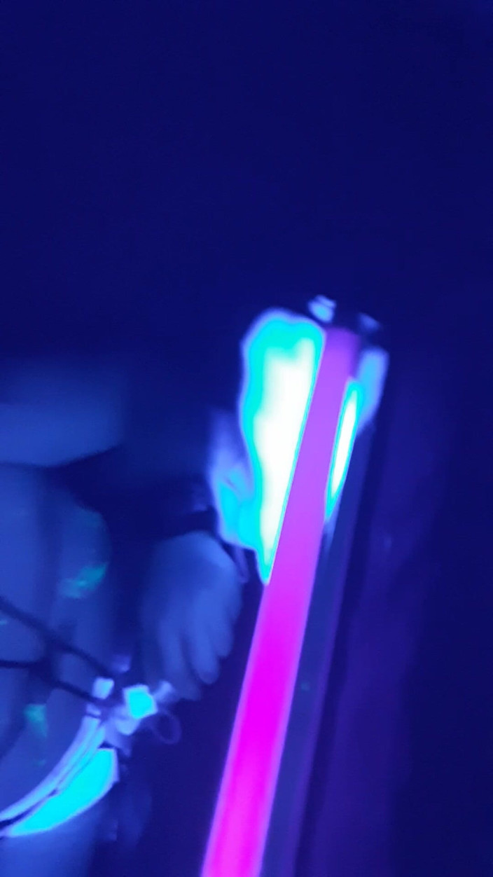 Roxxie rae page: Auto bondage di luce nera