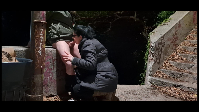 Toilet Mommy: Amatorskie obciąganie na zewnątrz