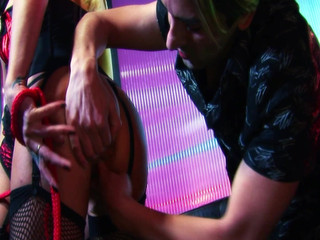 The Window of Sex: Scéna s vycpaným zadkem-3 blonďatý pár ve spodním prádle Kyla...