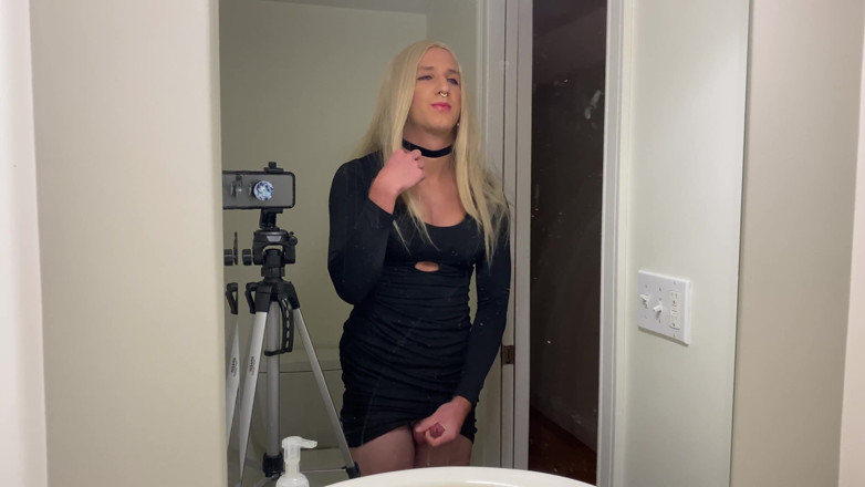 Sissy Bailey Wilde: Ateşli travesti dildoyla sikiliyor